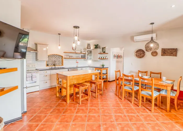 Walk To Flamingo Beach: 2-unit Base W/ Ocean Views *