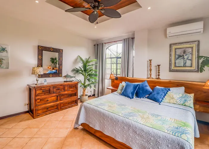 Villa Walk To Flamingo Beach: 2-unit Base W/ Ocean Views *