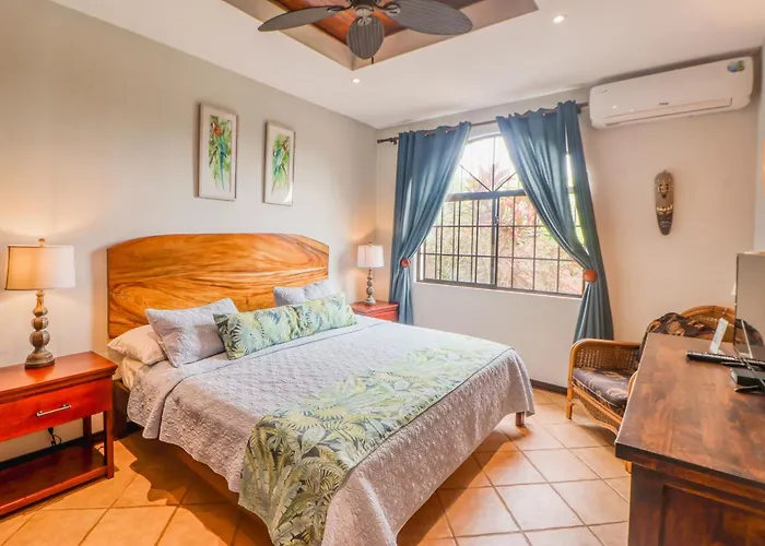 Villa Walk To Flamingo Beach: 2-unit Base W/ Ocean Views *