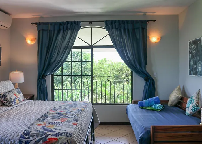 Villa Walk To Flamingo Beach: 2-unit Base W/ Ocean Views *